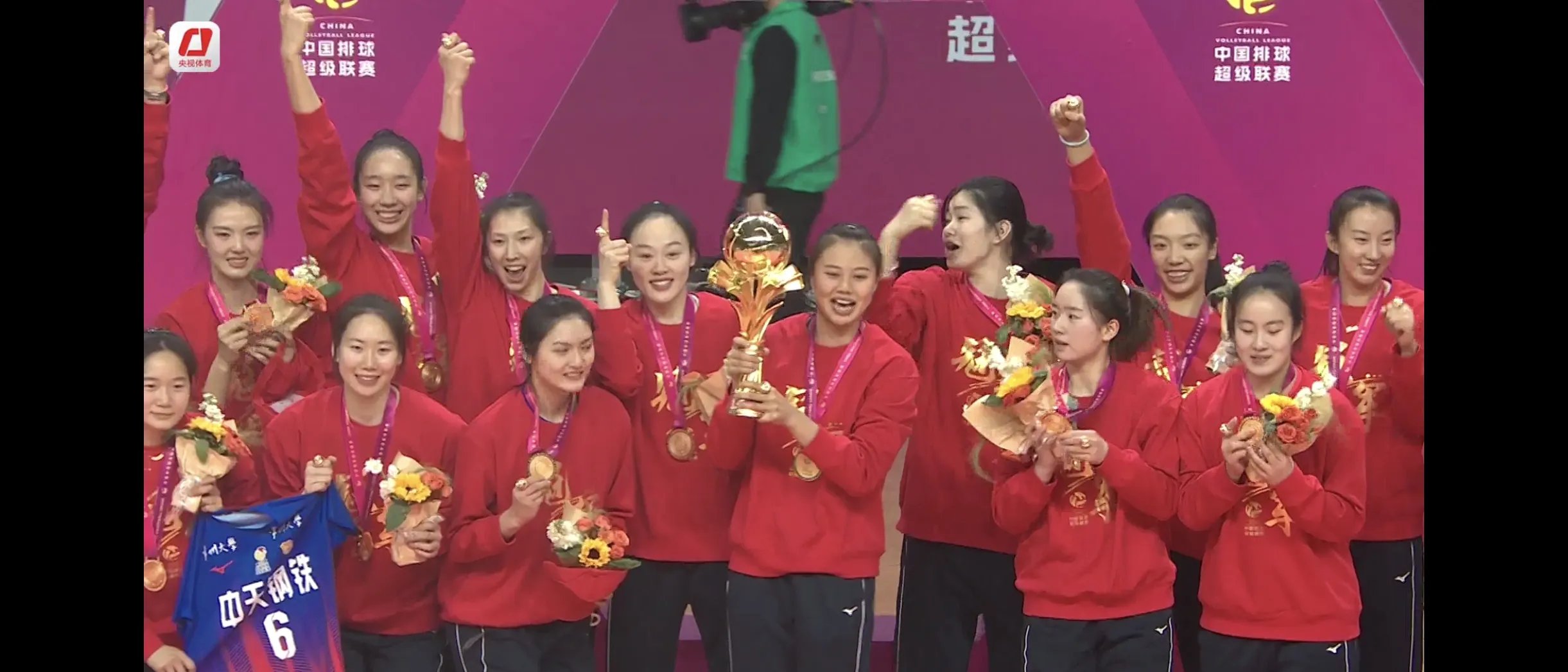 中国女排回归回归闪耀表现，湖人球迷集体呐喊
